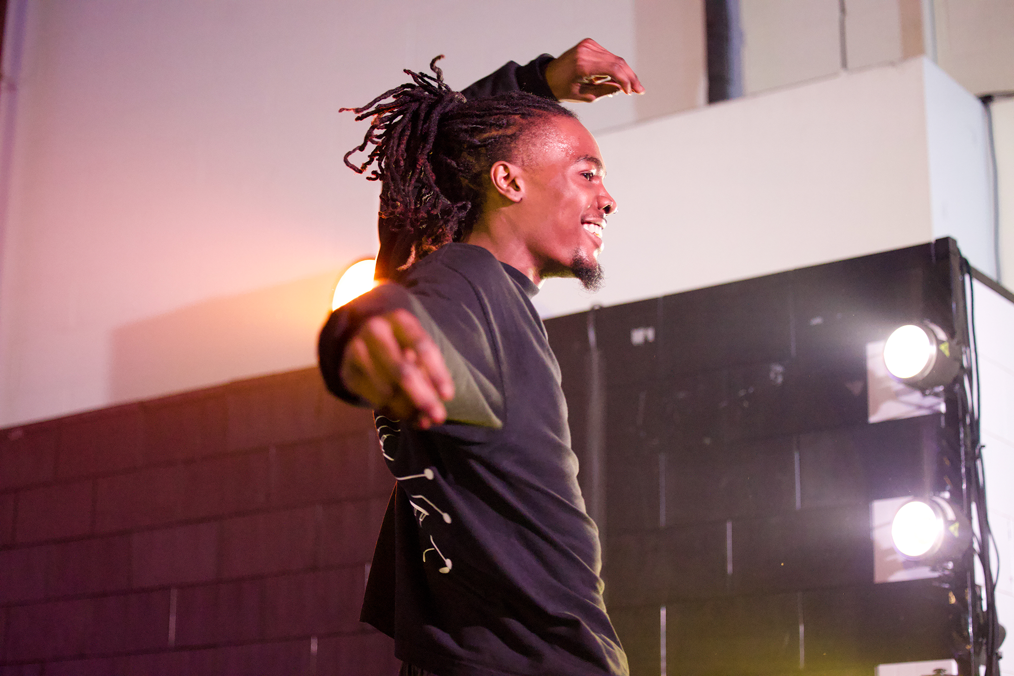Modern dancer, 4n3r, in motion