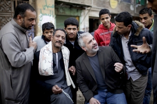 Anthony Shadid, center, with residents of Cairo in February 2011.